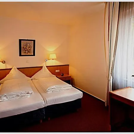 Отель Zur Linde 3*