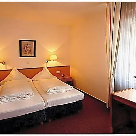 Zur Linde 3* Шермбек